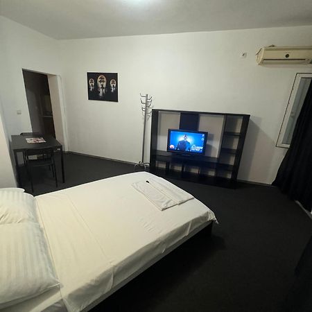 Economic Low Buget Downtown Studio Tiny Home On Street Piata Amzei Bucharest Exterior photo
