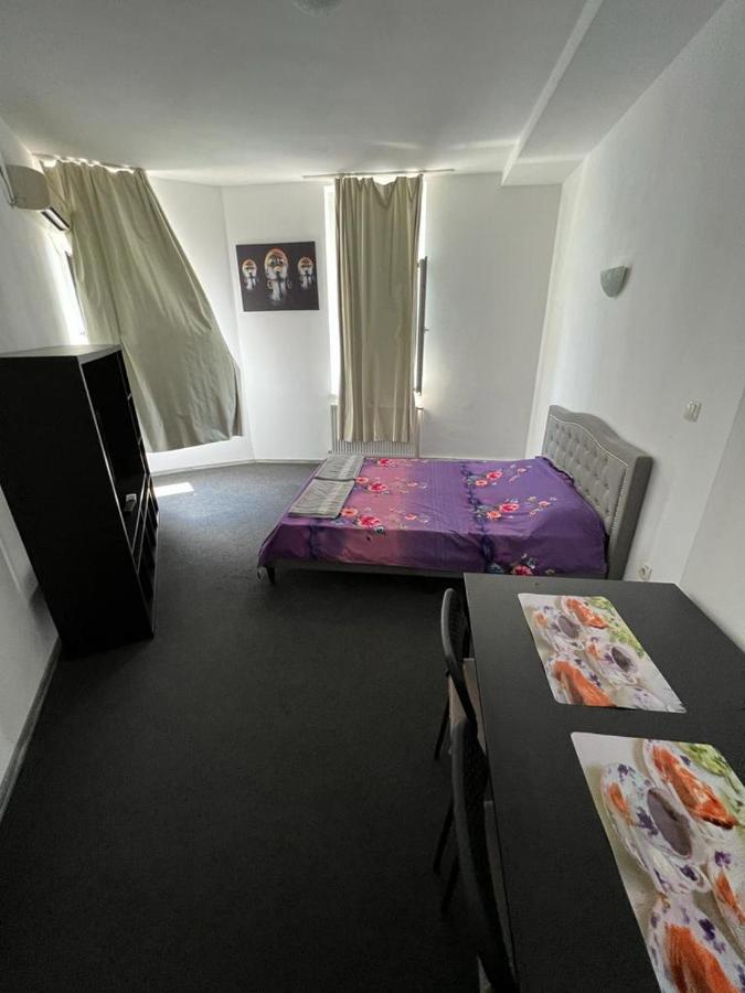 Economic Low Buget Downtown Studio Tiny Home On Street Piata Amzei Bucharest Exterior photo
