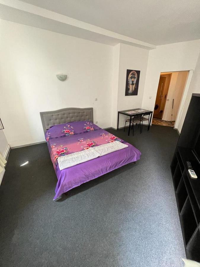 Economic Low Buget Downtown Studio Tiny Home On Street Piata Amzei Bucharest Exterior photo