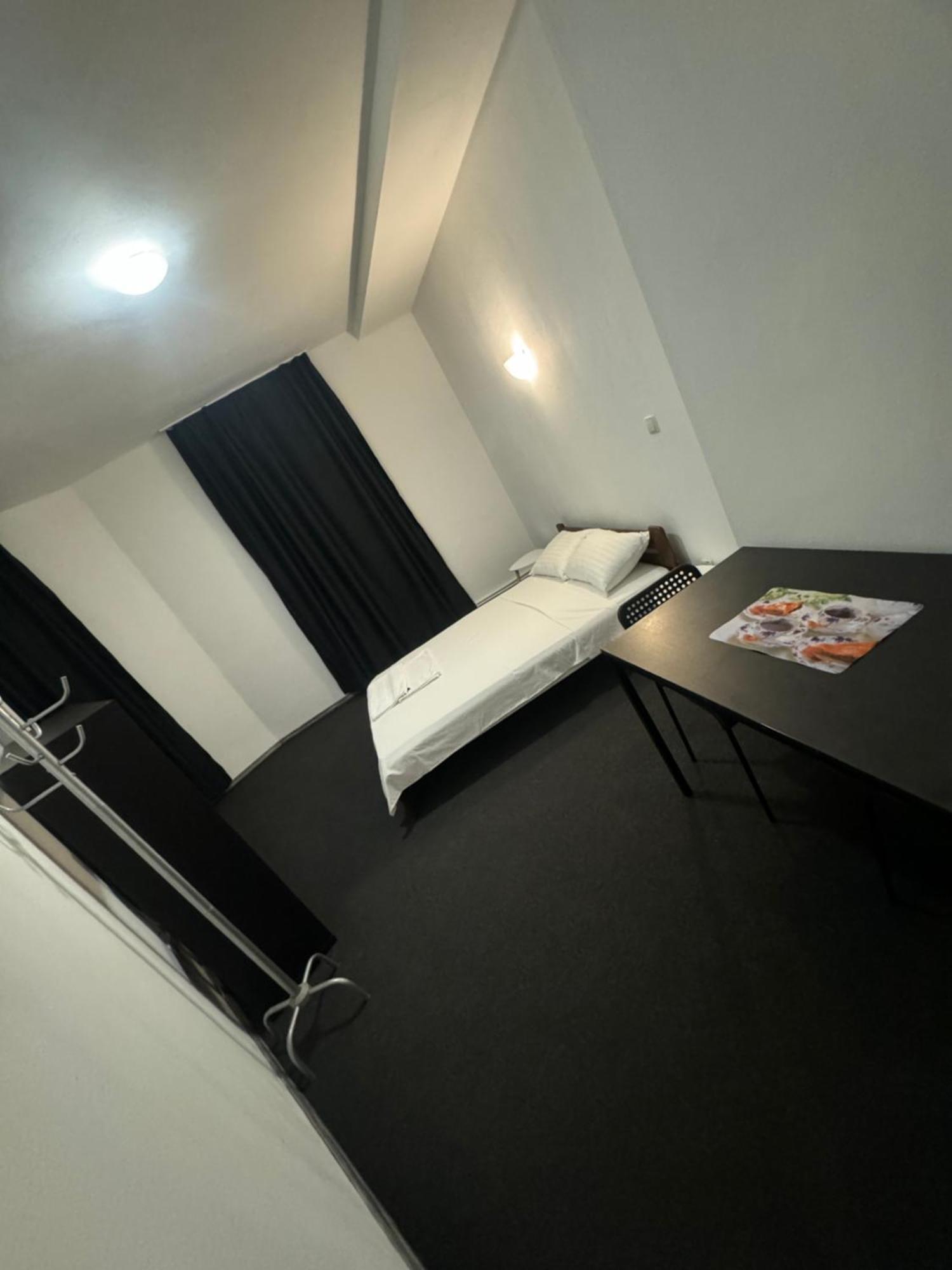 Economic Low Buget Downtown Studio Tiny Home On Street Piata Amzei Bucharest Exterior photo