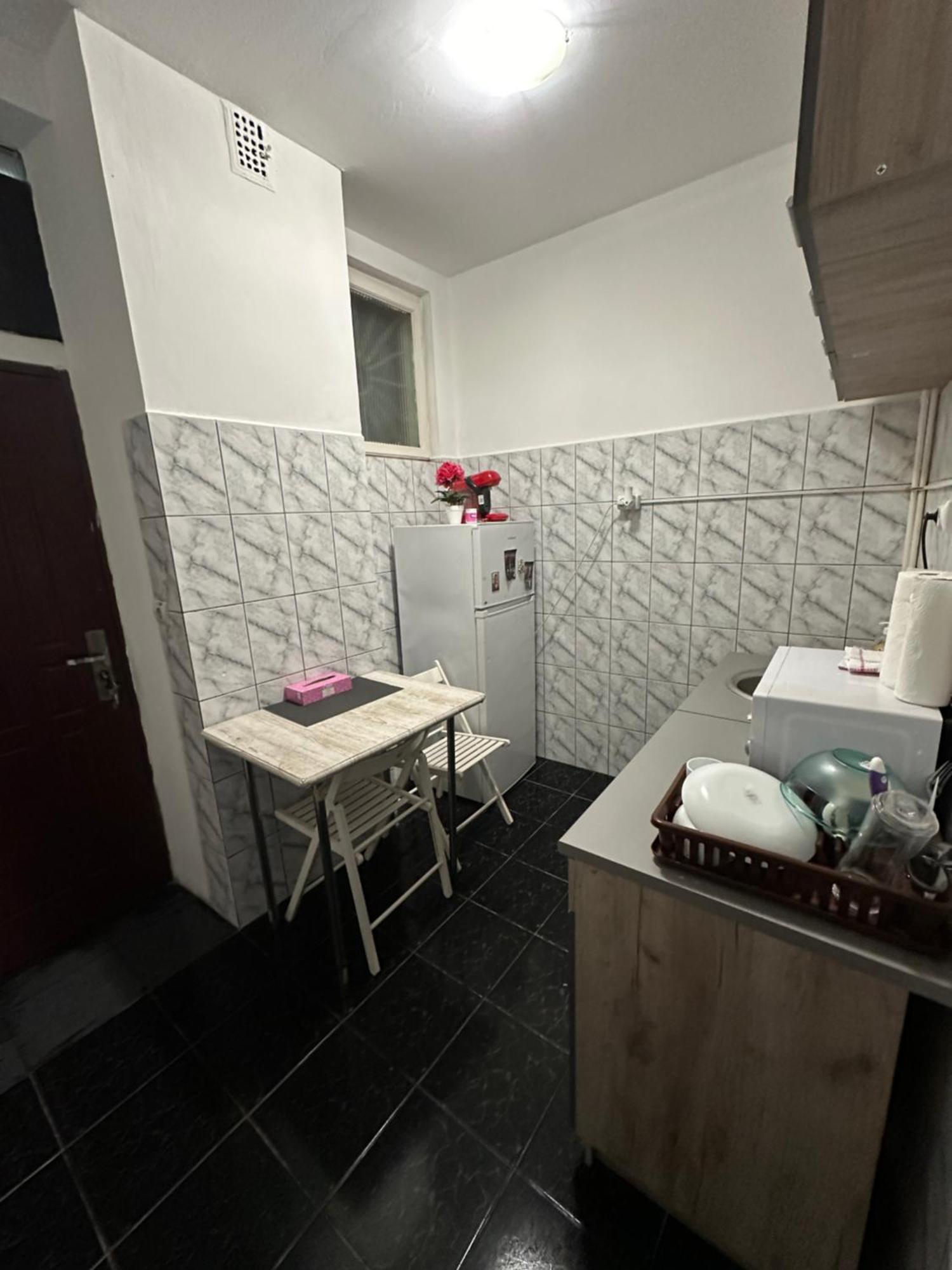 Economic Low Buget Downtown Studio Tiny Home On Street Piata Amzei Bucharest Exterior photo